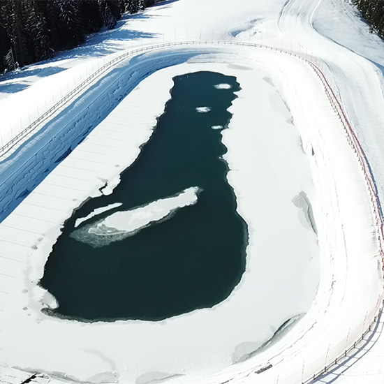 En hiver, le lac de Joux alimente le réseau d'enneigement